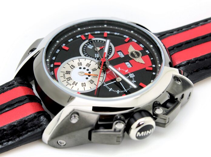 El crono MINI Cooper GP, uno de los grandes regalos para el próximo Día del Padre, reproduce los detalles de utilitario que ha cambiado la historia del automóvil